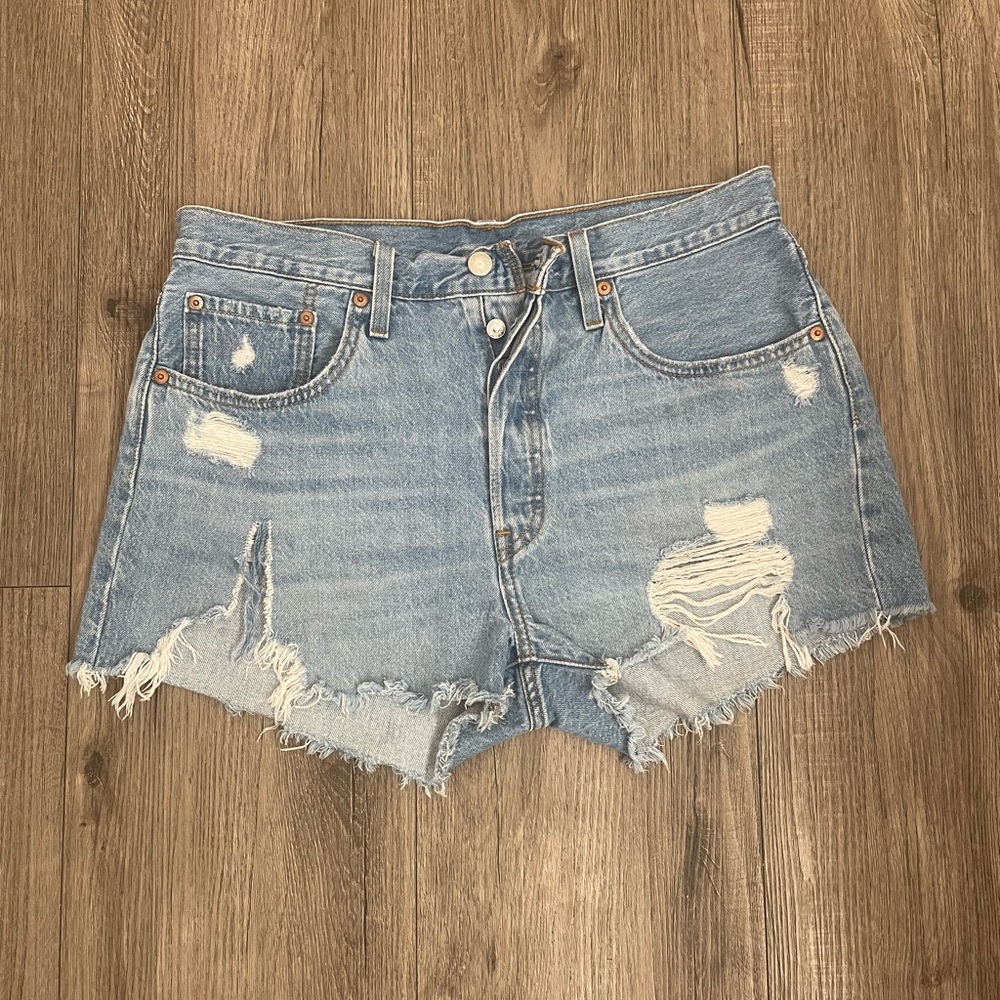 Women’s 501 Levi’s size 31 button fly distressed 5 pocket